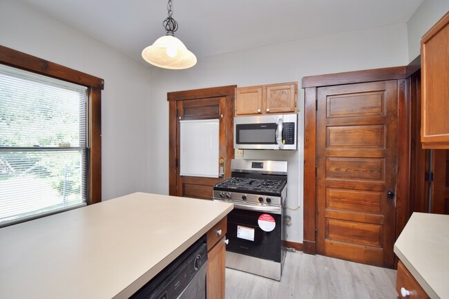 Building Photo - 23 E Parkwood Dr