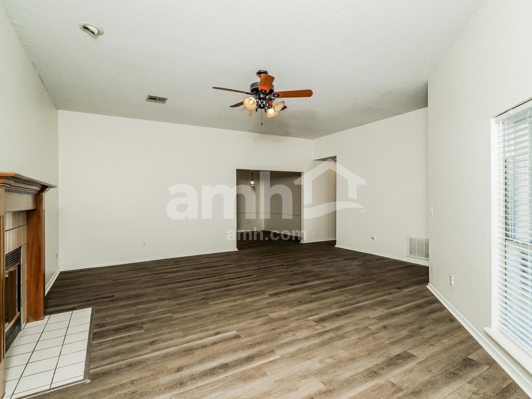 Building Photo - 1412 N Umbrella Ave