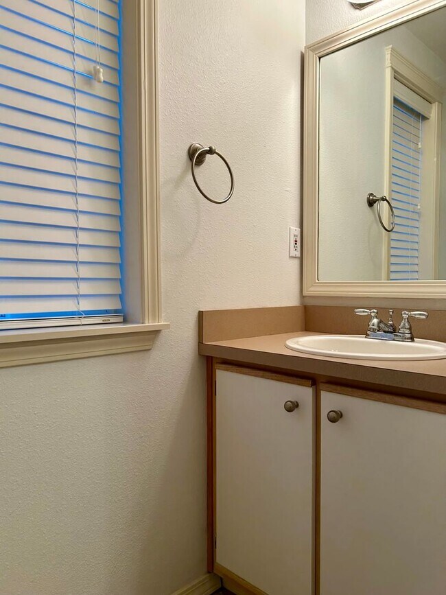 Building Photo - Beautiful Three Bedroom Townhome