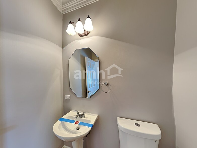 Building Photo - 2409 Courtyard Cir