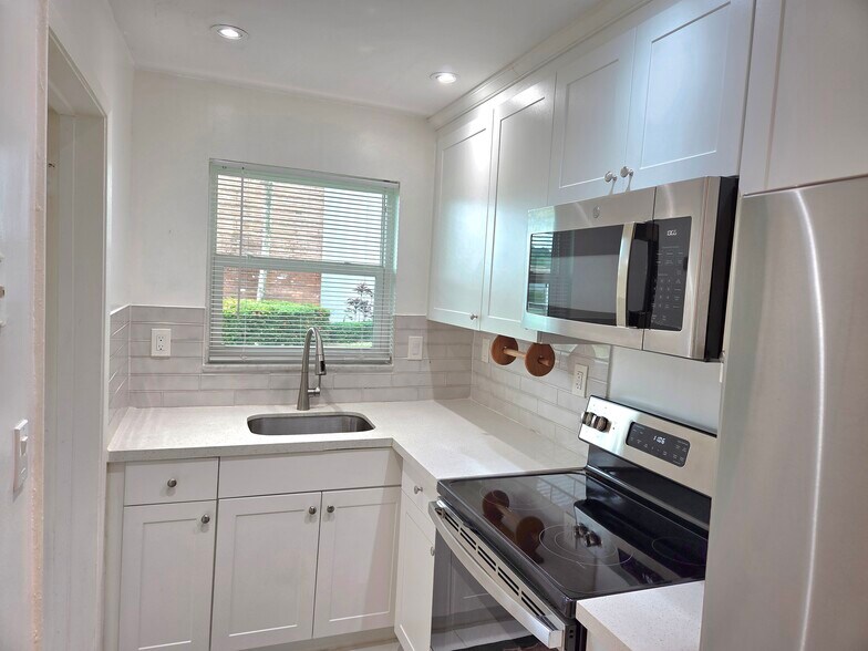 Bright updated kitchen - 1971 SE 5th Ct