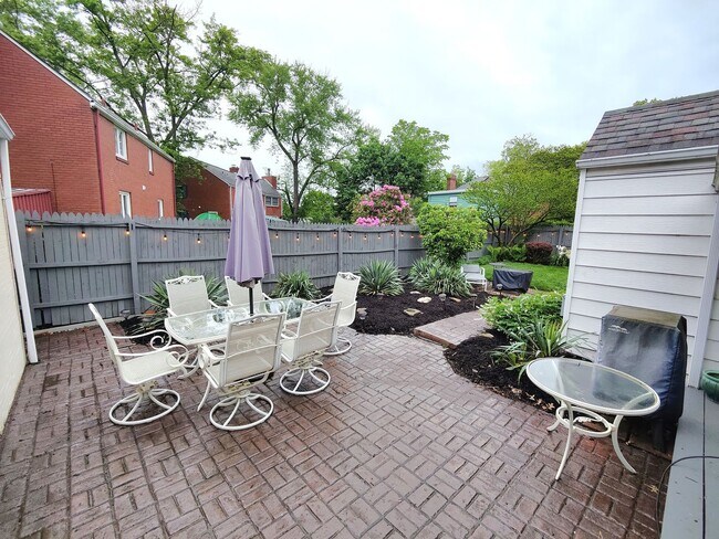Building Photo - *Beautifully Updated & Spacious 3BD/2BA Si...