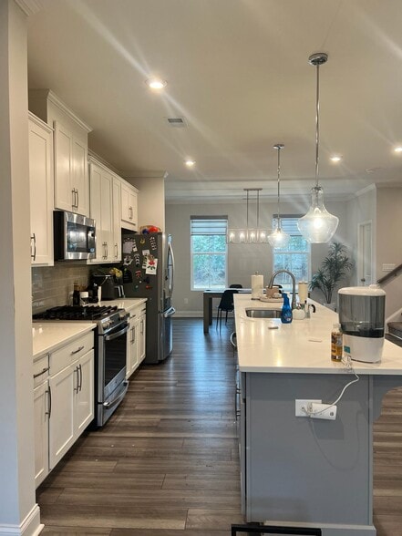 Building Photo - 161 Jameson Dr