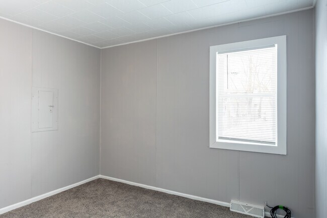 Building Photo - 327 Fairlawn Dr