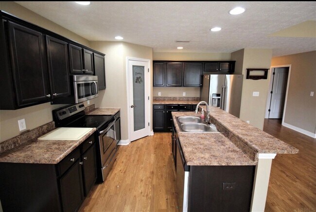 Building Photo - Ranch Style House...3 Bedroom 2 Bath