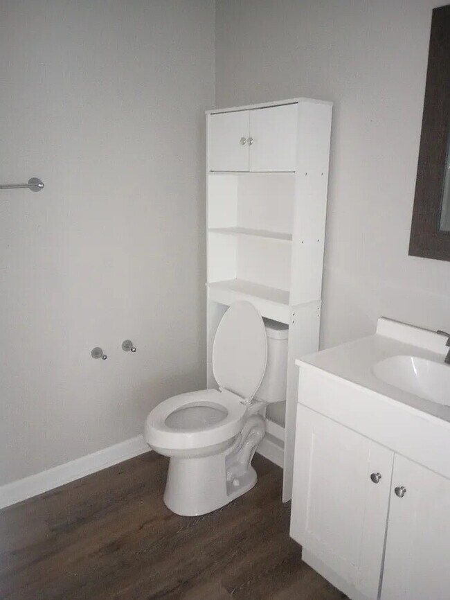 Building Photo - 3 Bedroom 2 Bathroom