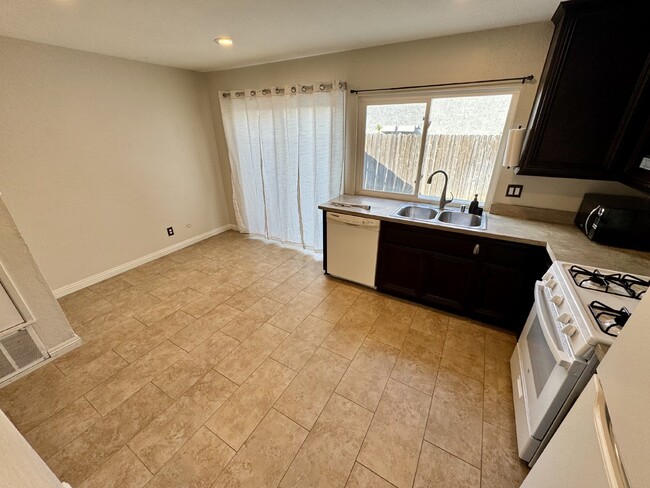 Building Photo - 2-Bedroom Condo in a Central Anaheim Location