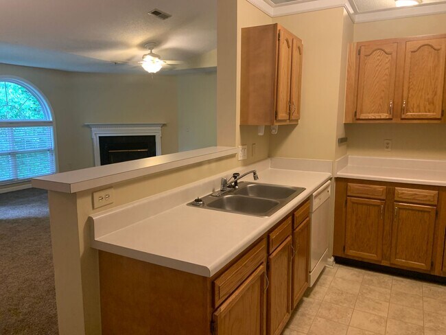 Building Photo - 2 BR Lawndale condo--water included!
