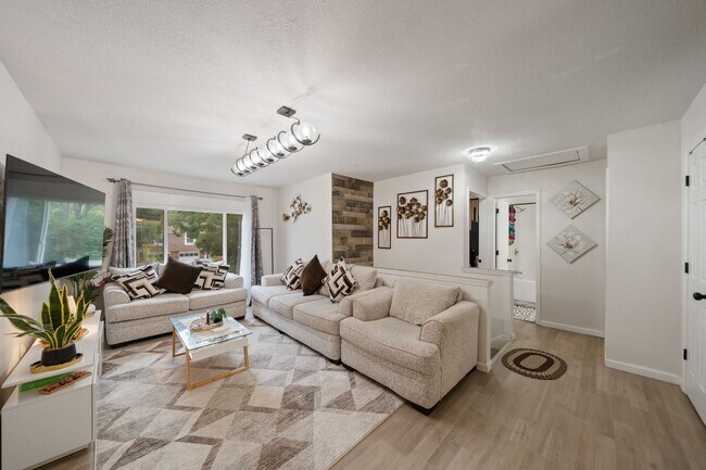Building Photo - 3 Bedroom Townhome With Fenced Yard and 1 Car Garage