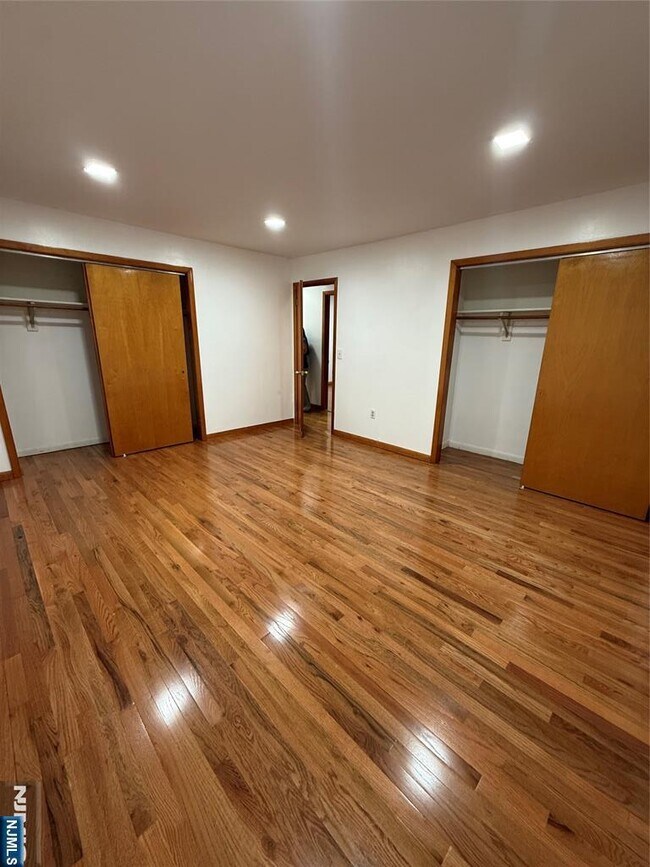 Building Photo - 967 E 23rd St