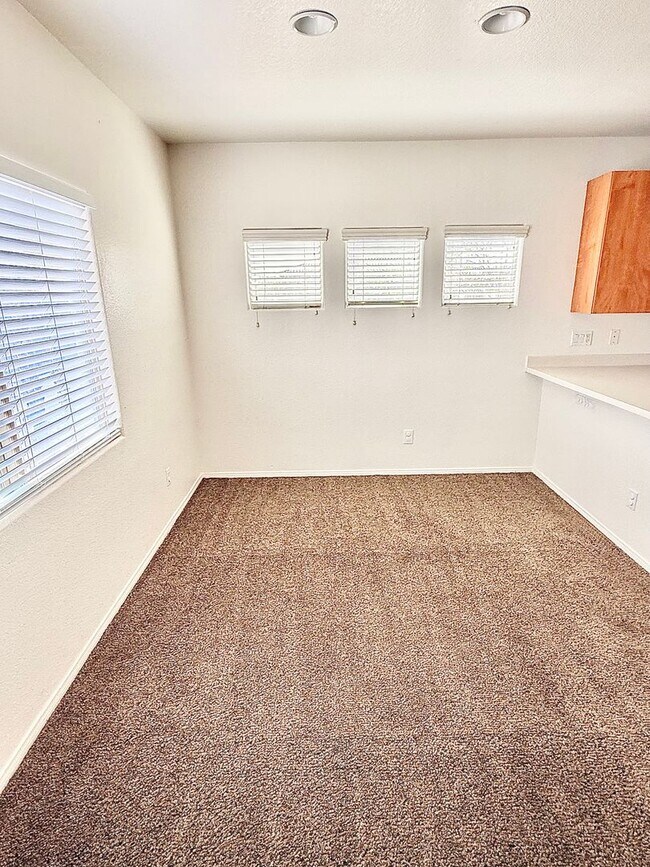 Building Photo - 3 bed 3 bth near Skye Canyon