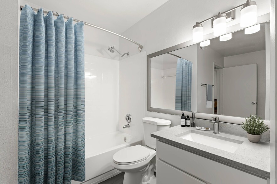 Modern Bathroom - Avana Lakeview