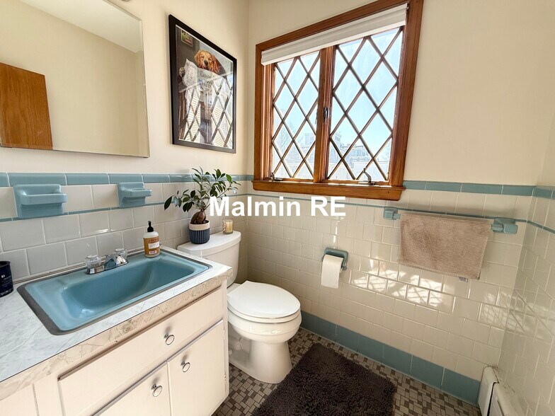 Building Photo - 920 E 4th St