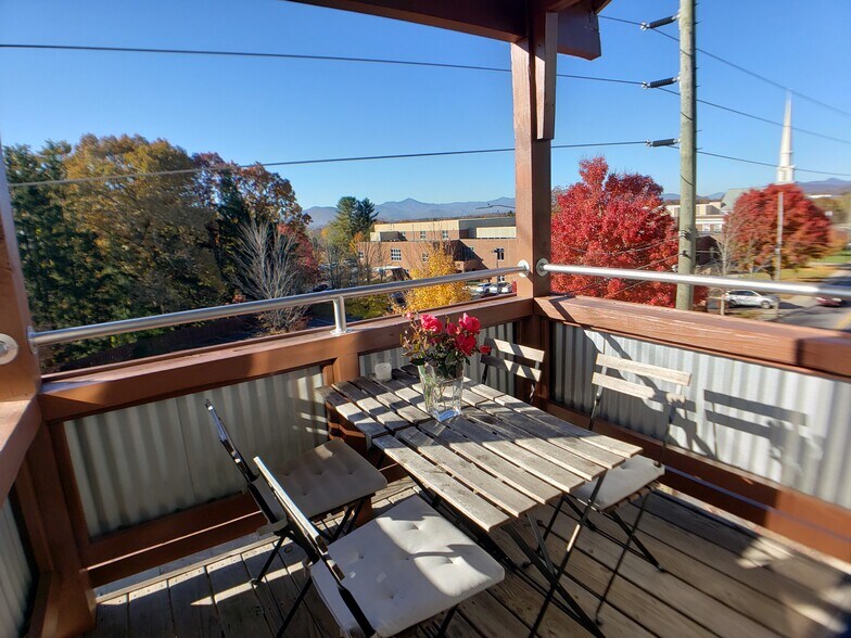 Building Photo - 915 Haywood Rd