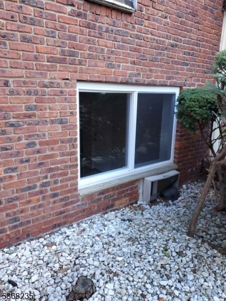 Building Photo - 378 Valley St