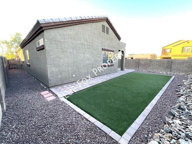 Building Photo - 8721 N Black Pine Dr