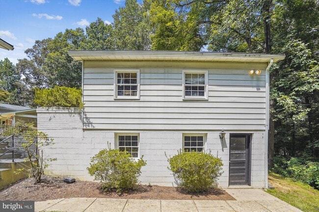 Building Photo - 8501 Canterbury Dr