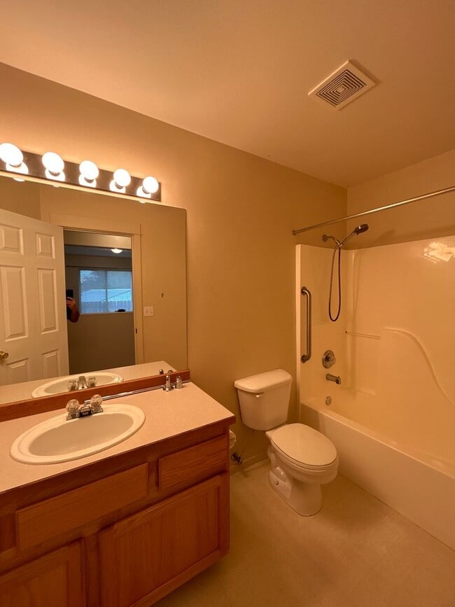 Building Photo - 3 Bedroom / 2 Bathroom Home in Madras
