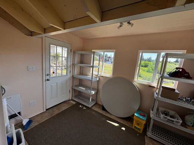 Building Photo - 2 Bedroom + Bonus Room + Loft Hansville Ho...