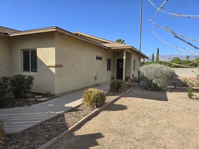 Building Photo - Spacious East Side Oasis – 4 Bed, 2 Bath Home with Premium Upgrades!