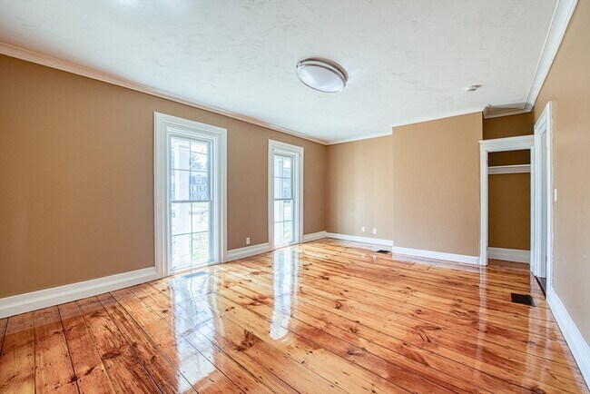 Building Photo - 970 N Main St