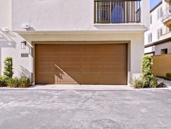Building Photo - Los Alamitos Condo - 3 Bedroom / 2.5 Bathr...