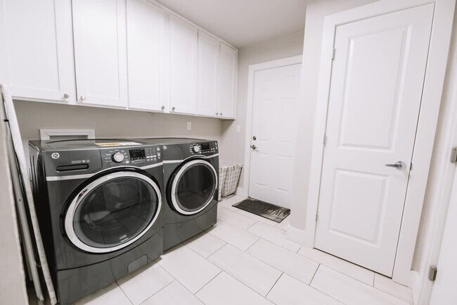 Building Photo - 2104 Almand Dr