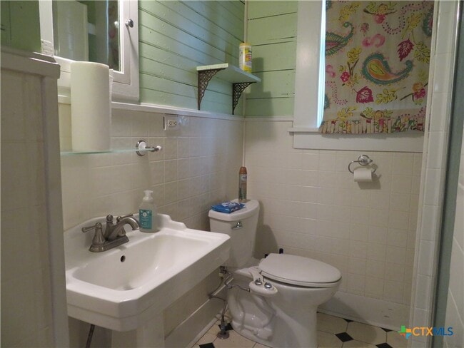 Building Photo - 610 E Krezdorn St