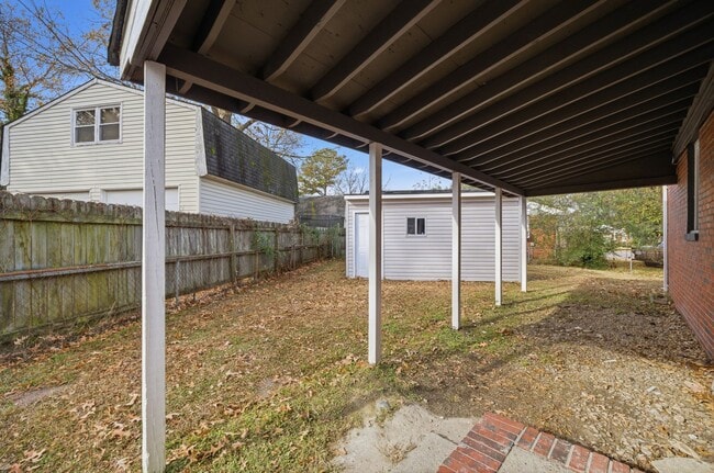 Building Photo - Three Bedroom House