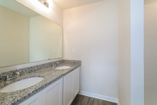 Building Photo - 1427 Swan Ct