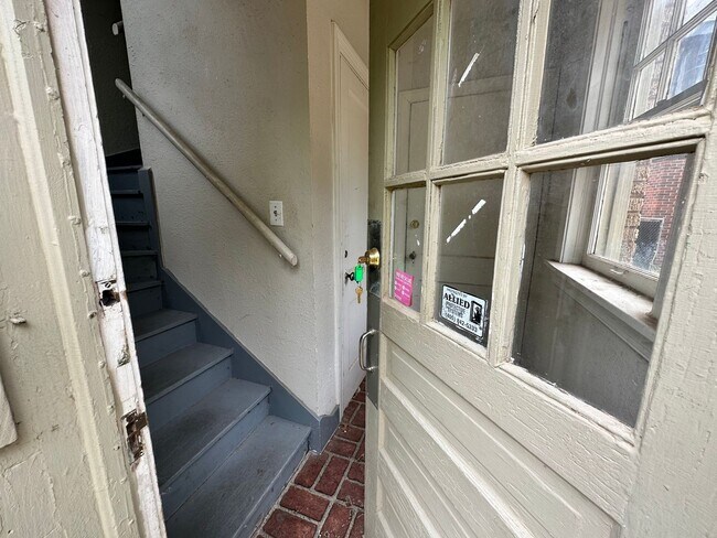 Building Photo - Plaza District / Classen 3 Bed Beauty!