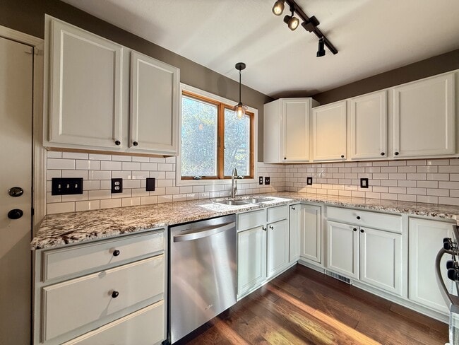 Building Photo - 718 Indianola Ave