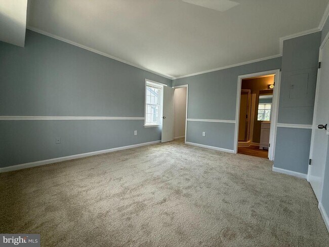 Building Photo - 6921 Victoria Dr