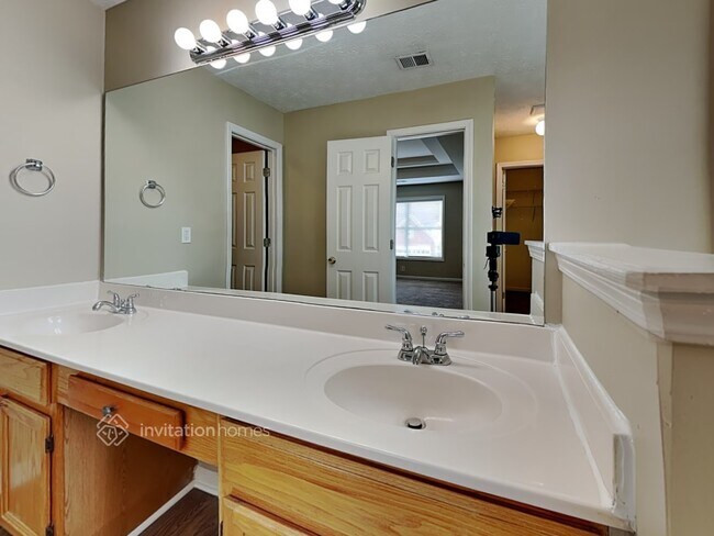 Building Photo - 2565 Suwanee Lakes Trail NW