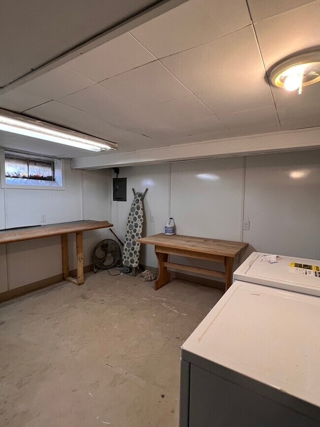 Building Photo - 1202 Reading St