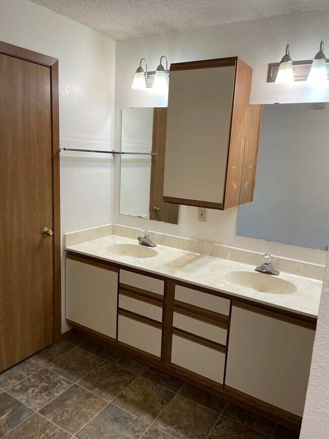 Building Photo - FIRST MONTH FREE RENT WITH SIGNED 12 MONTH LEASE
