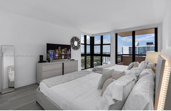 Building Photo - 2555 Collins Ave