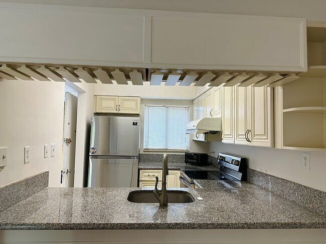 Building Photo - "Cozy 1-Bedroom Gem with Elegant Hardwood ...