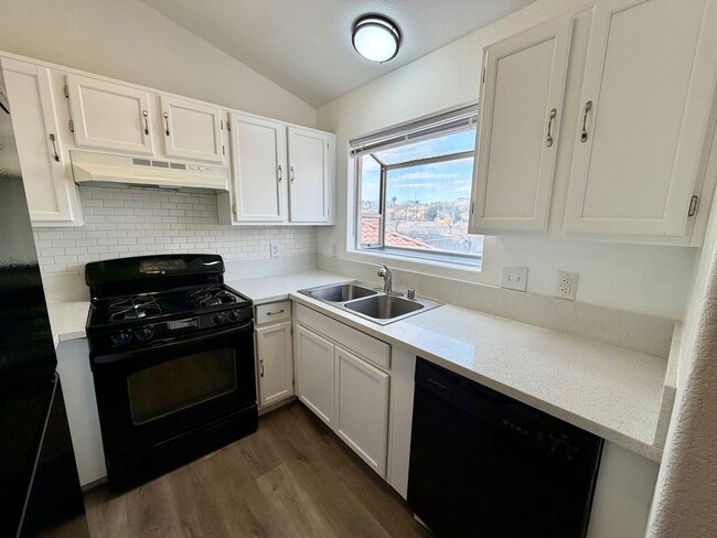 Building Photo - Light and Bright Henderson condo