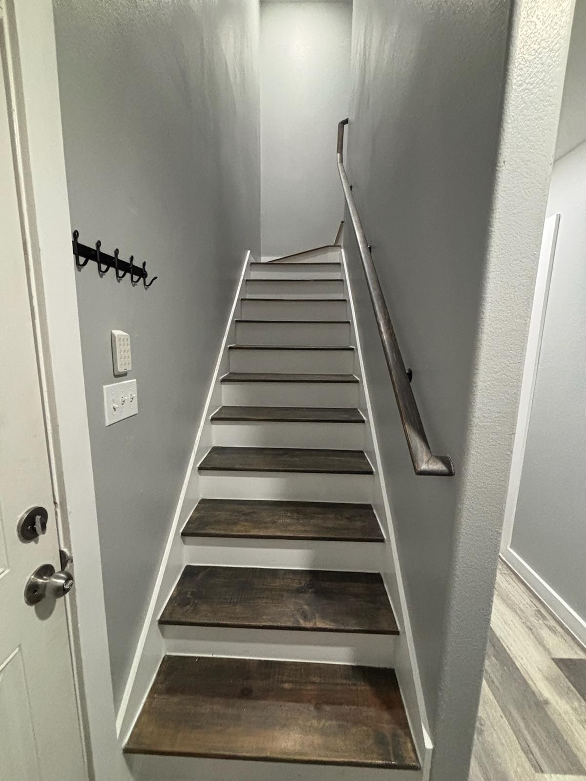 Building Photo - 8220 Crestview Dr