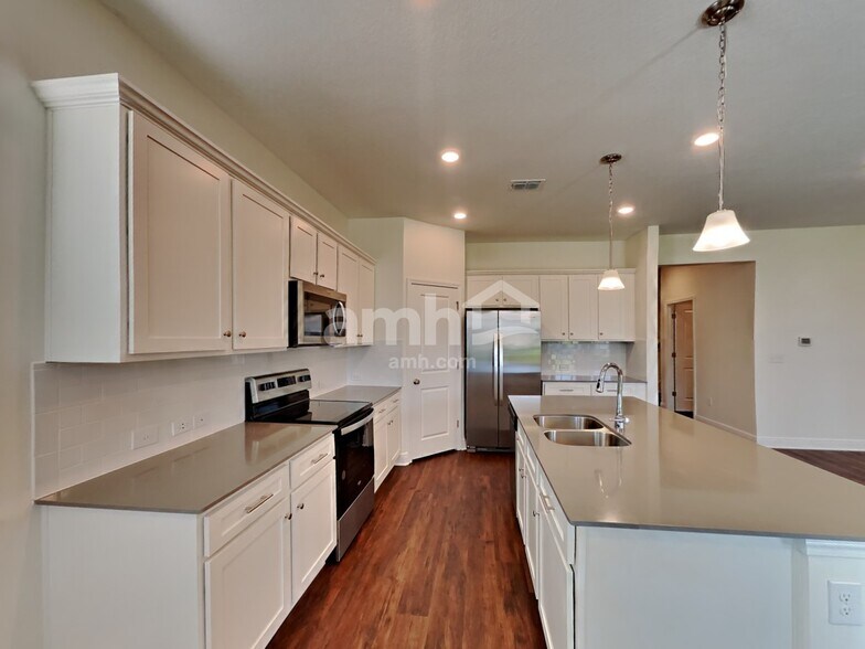 Building Photo - 27611 St Andrews Ave