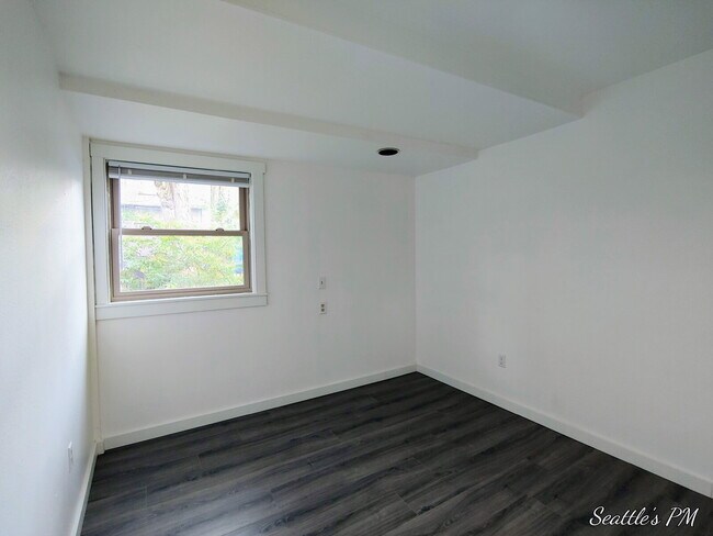 Building Photo - Newly Remodeled 1bdrm in Convenient Eastlake Neighborhood with Washer\Dryer and Parking