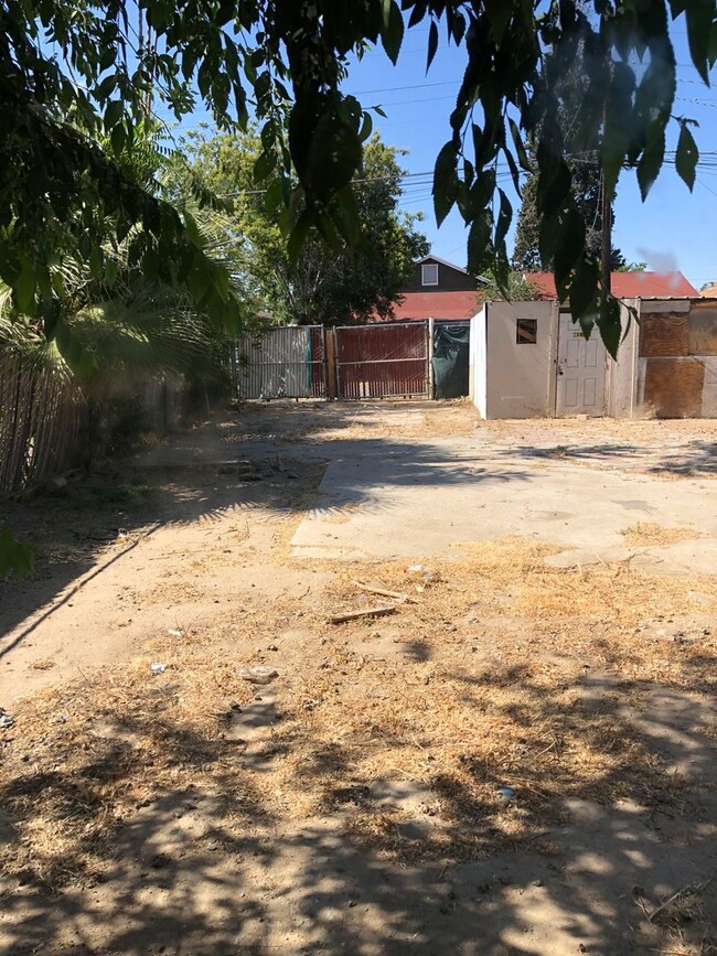 Building Photo - 3 bed 1 bath home in Bakersfield