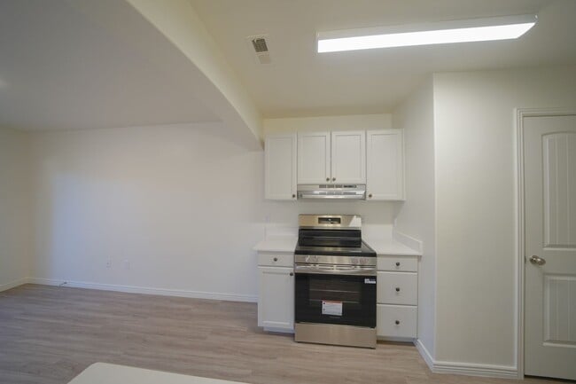 Building Photo - Remodeled 3 Bed / 2.5 Bath Townhome in Great Location