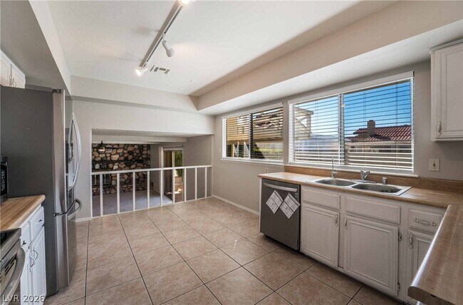 Building Photo - 8705 Isola Dr