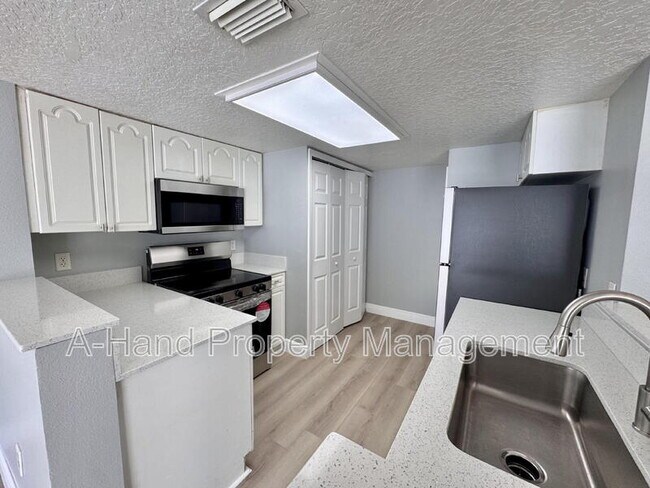 Building Photo - 2623 Fan Palm Dr