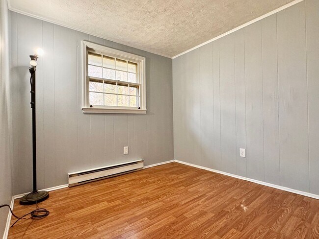 Building Photo - 1500 6th St SE