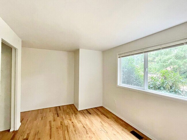 Building Photo - Spacious 5-Bedroom Home in Prime Location