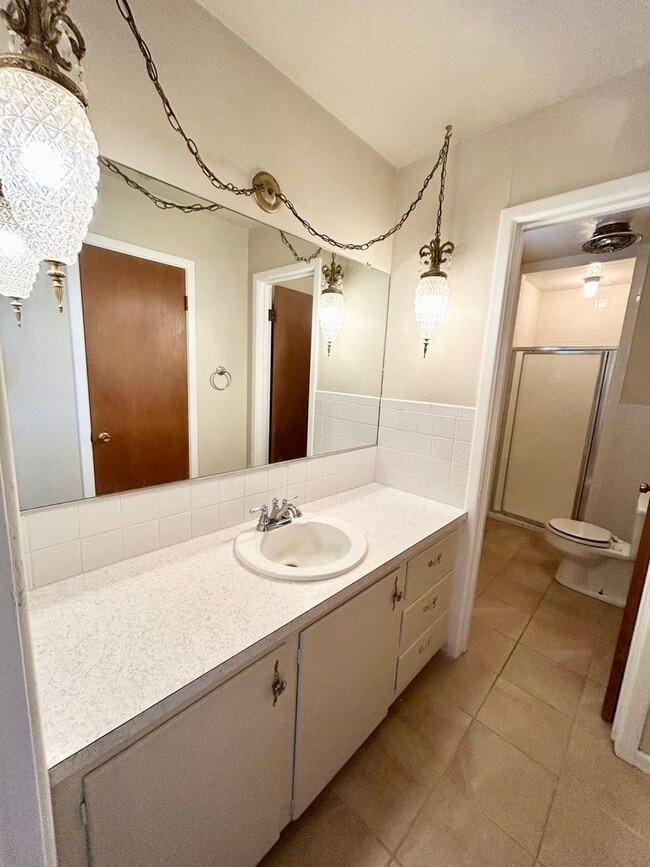 Building Photo - 3 bed 2 bath near the west loop Now available