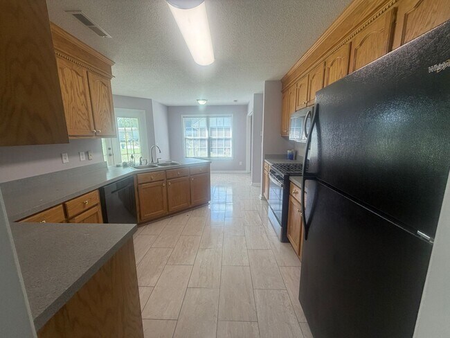 Building Photo - 3560 Oleander Dr